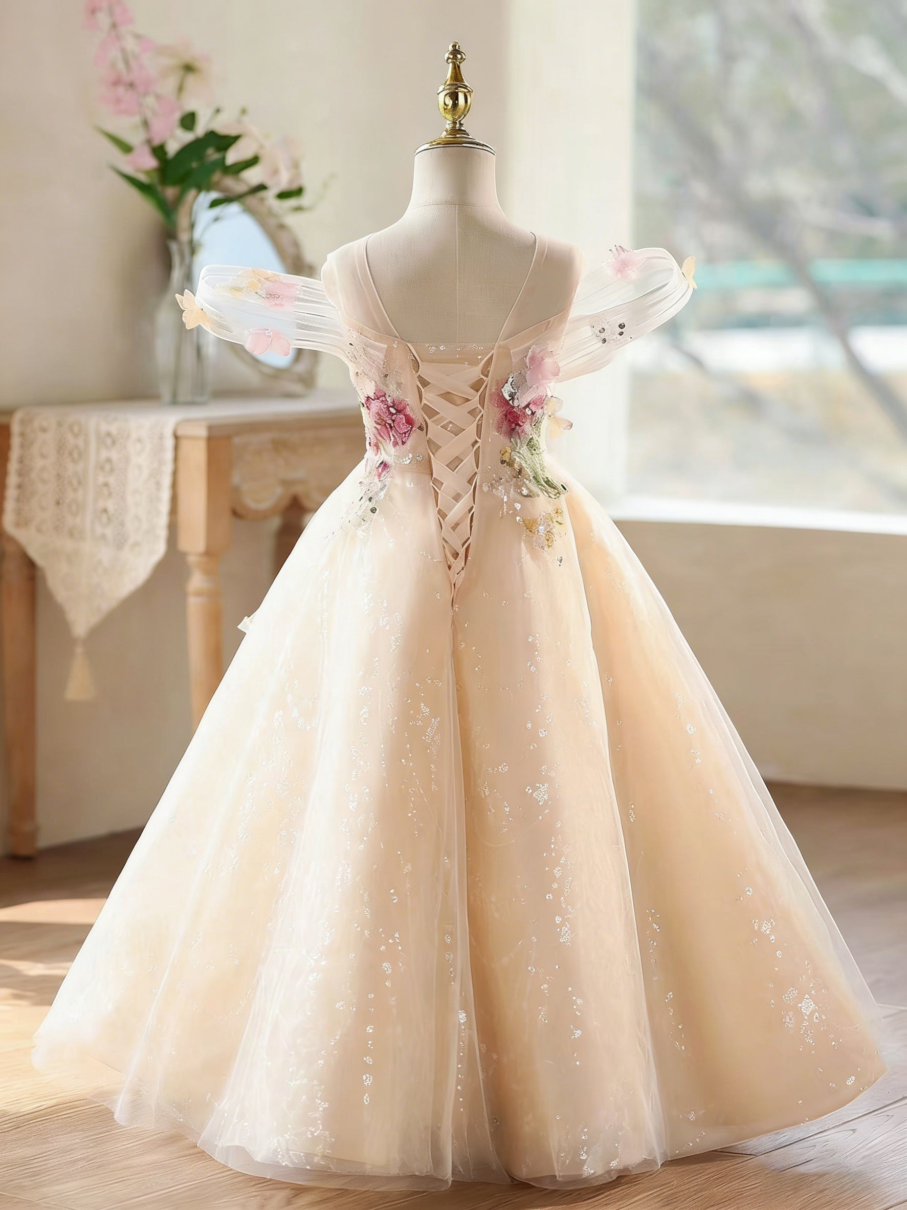 Princess dresses, floral dresses, children's maxi dresses, and elegant ball dresses for girls aged 3-12.