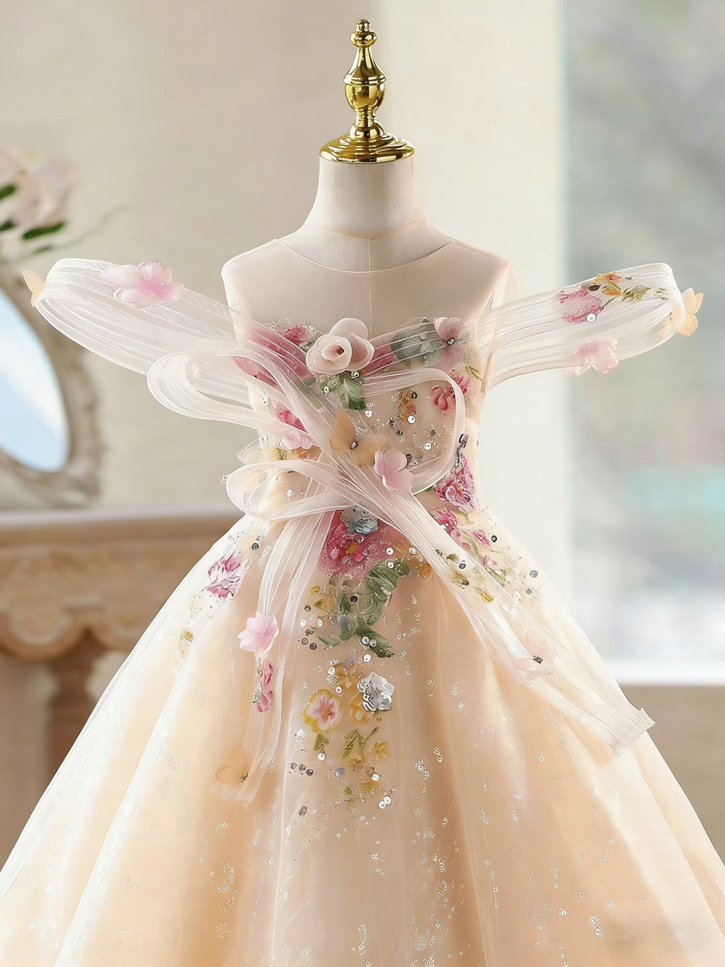 Princess dresses, floral dresses, children's maxi dresses, and elegant ball dresses for girls aged 3-12.