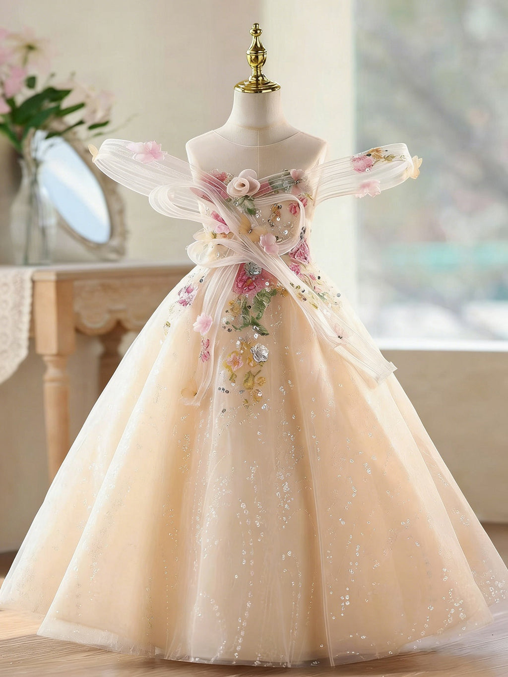 Princess dresses, floral dresses, children's maxi dresses, and elegant ball dresses for girls aged 3-12.