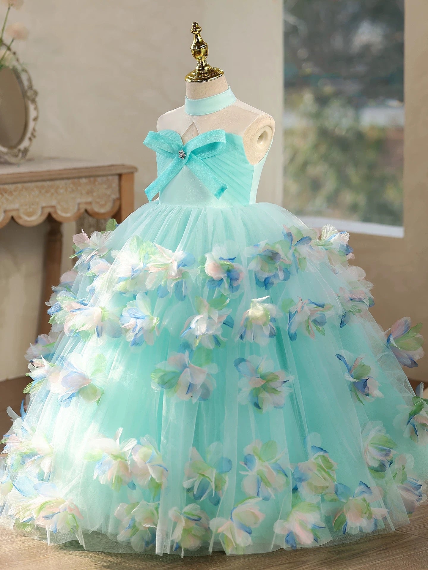 Children's maxi dresses, floral dresses, wedding flower girl dresses, birthday party dresses for babies, and princess dresses for girls at prom photoshoots.