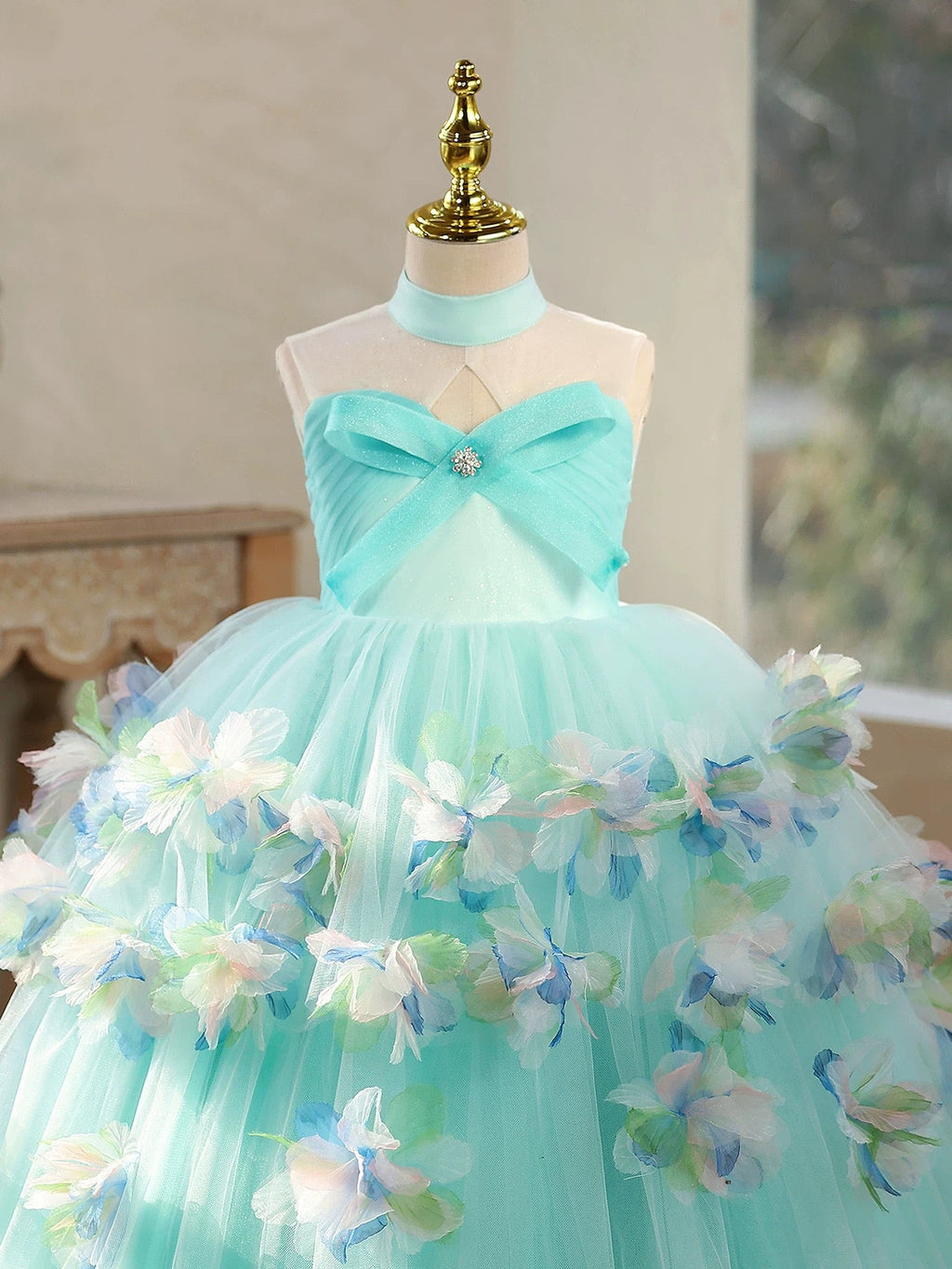 Children's maxi dresses, floral dresses, wedding flower girl dresses, birthday party dresses for babies, and princess dresses for girls at prom photoshoots.